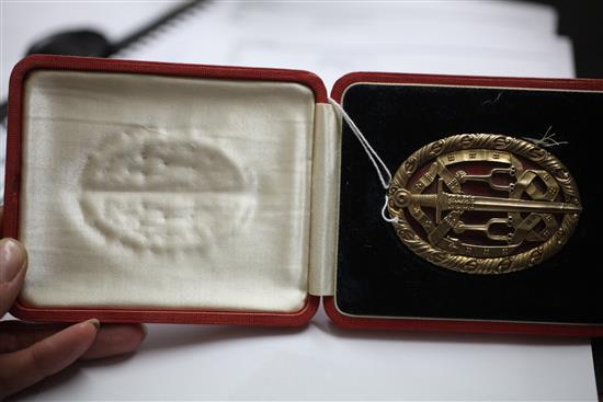 A cased George V silver gilt Knights Batchelor badge, 3in.